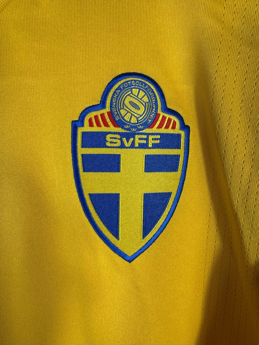 Écusson brodé SvFF aux trois couronnes sur le maillot de la Suède