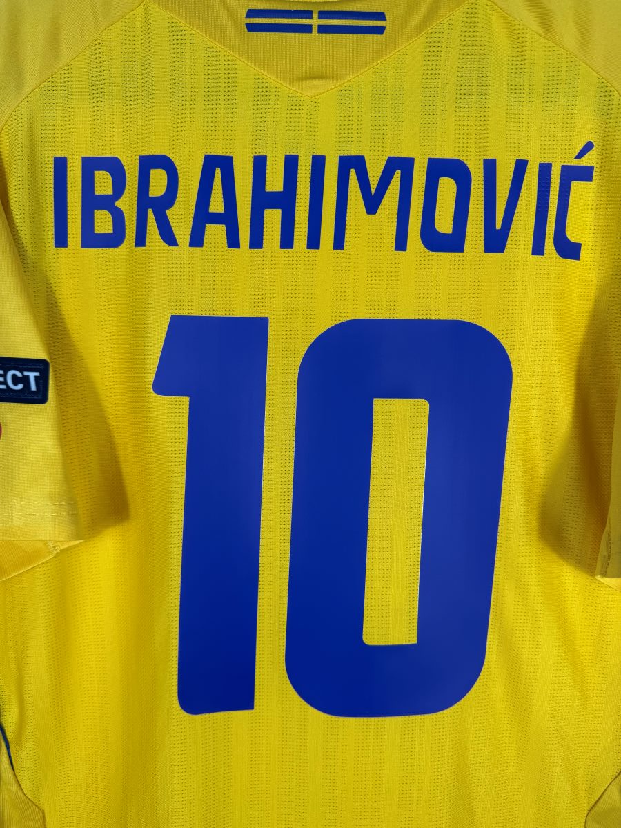 Gros plan du flocage IBRAHIMOVIĆ avec l'accent aigu sur le C final