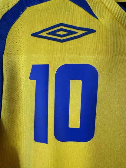 Numéro 10 floqué sur la poitrine et logo Umbro du maillot Suède 2008