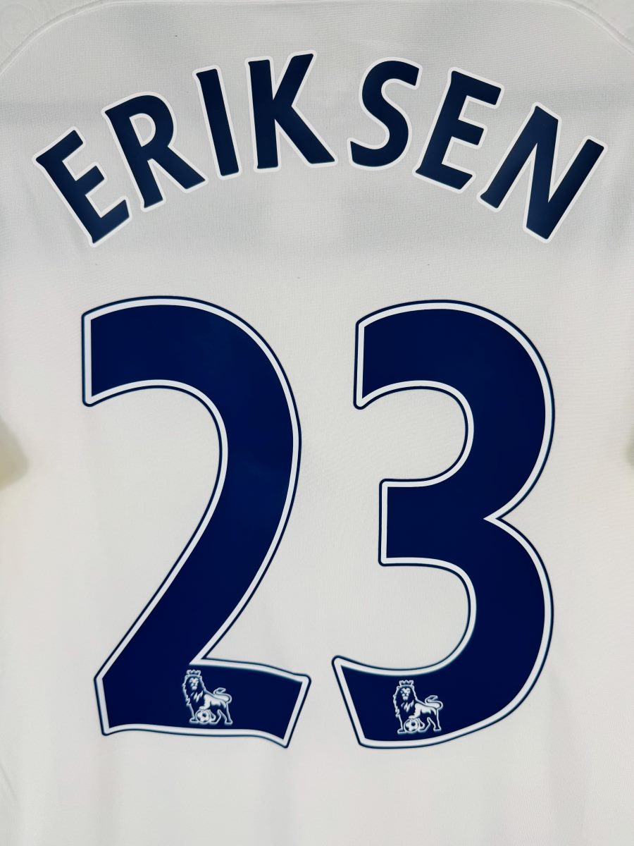 Détail flocage Eriksen 23 bleu marine, maillot Tottenham domicile 2014-2015