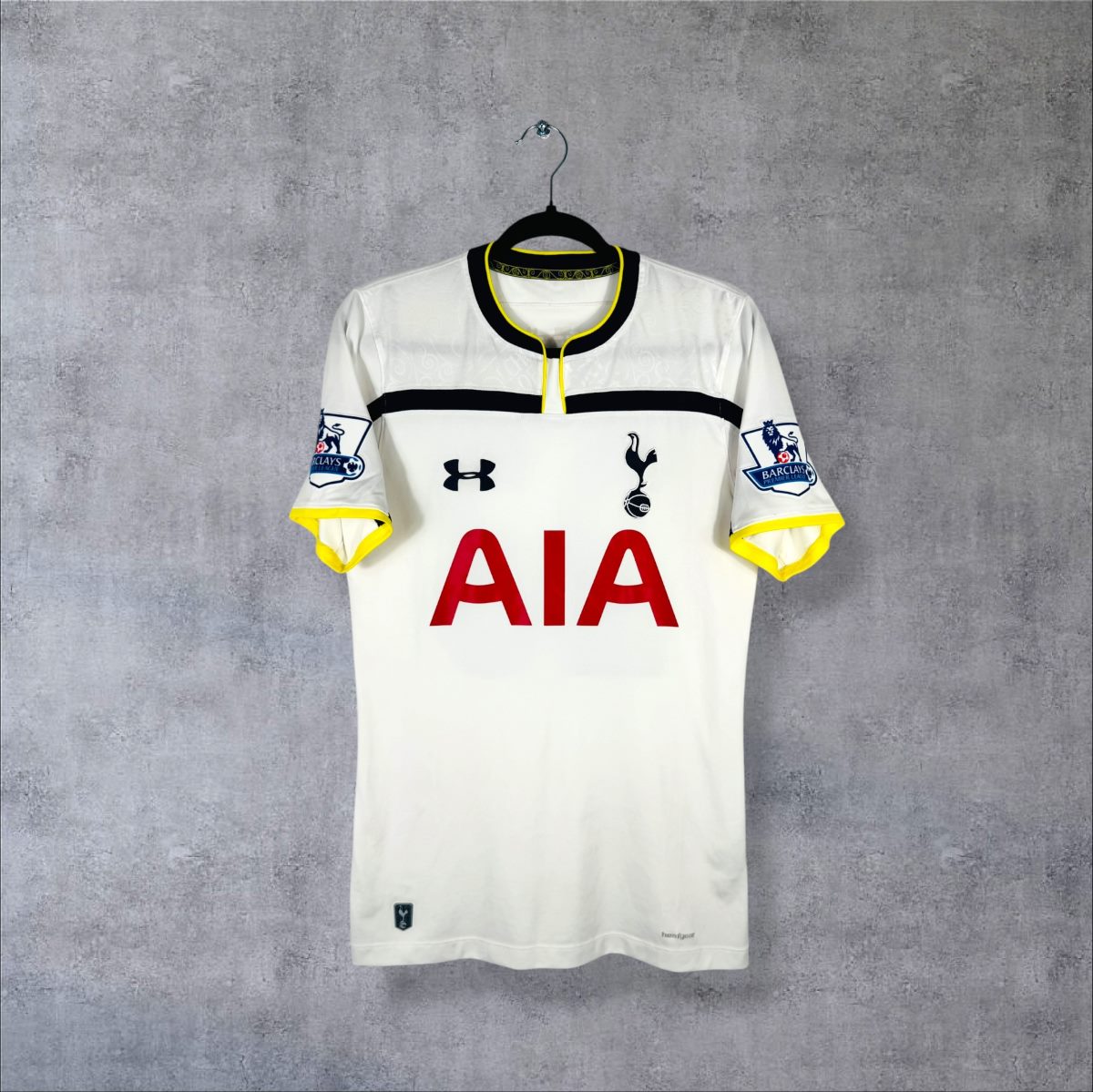 Maillot Tottenham domicile 2014-2015 Under Armour de face, sponsor AIA