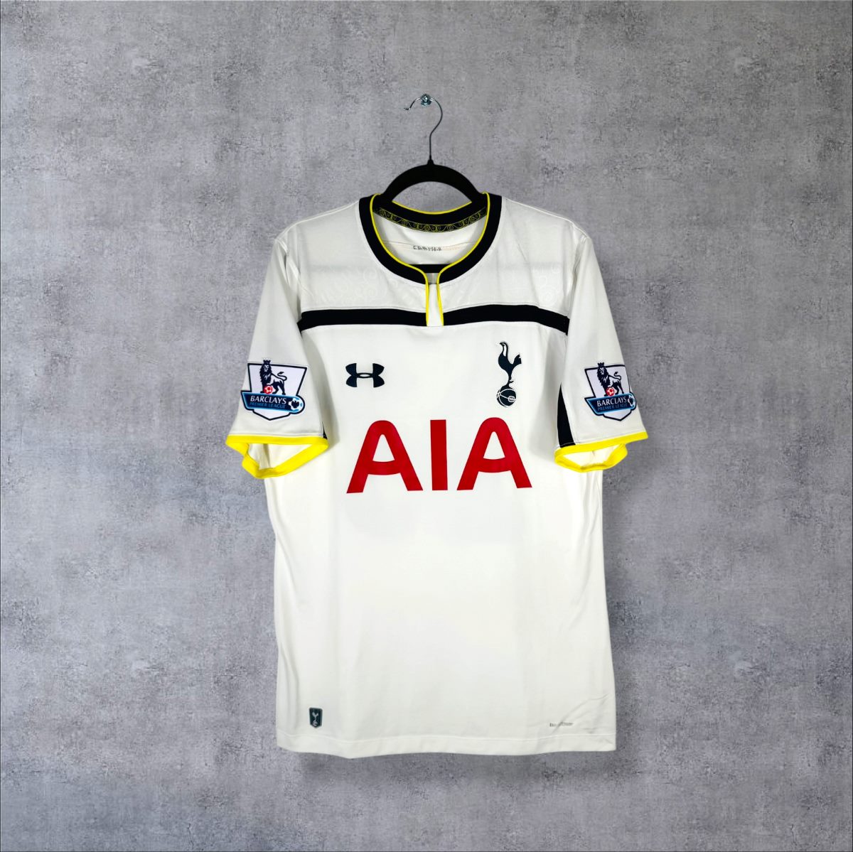 Face du maillot Tottenham 2014-2015 domicile Under Armour avec sponsor AIA rouge et col jaune