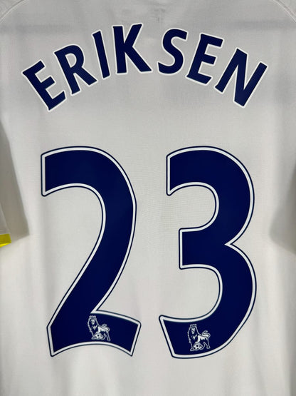 Gros plan du flocage Eriksen N°23 bleu marine avec lions Barclays Premier League sur le maillot Tottenham 2014-2015