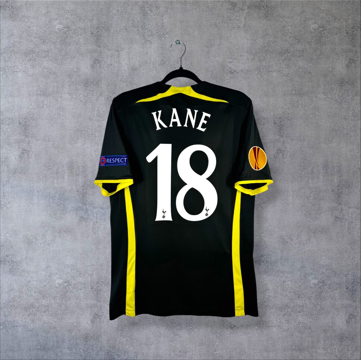 Maillot Tottenham 2014-2015 extérieur noir, dos floqué Kane 18 et badges Europa League