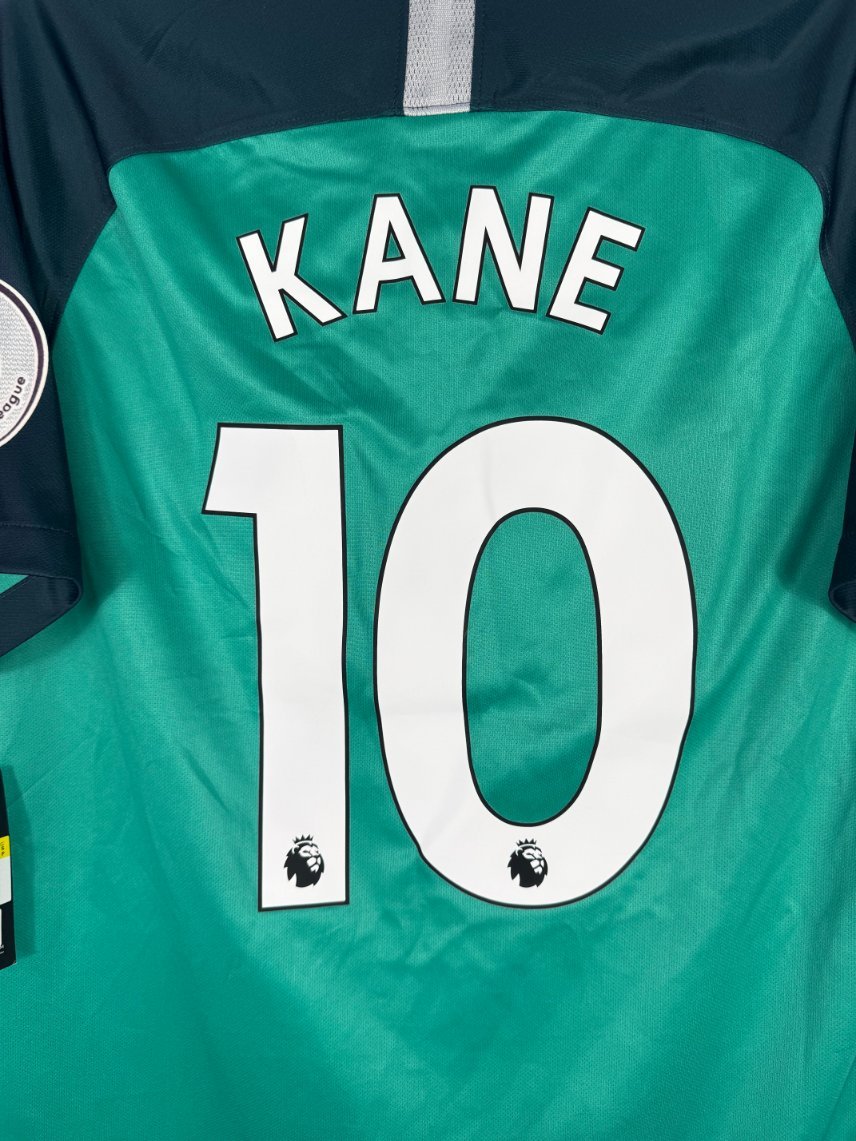 Détail de la typographie du flocage d'origine sur le numéro 10 de Harry Kane