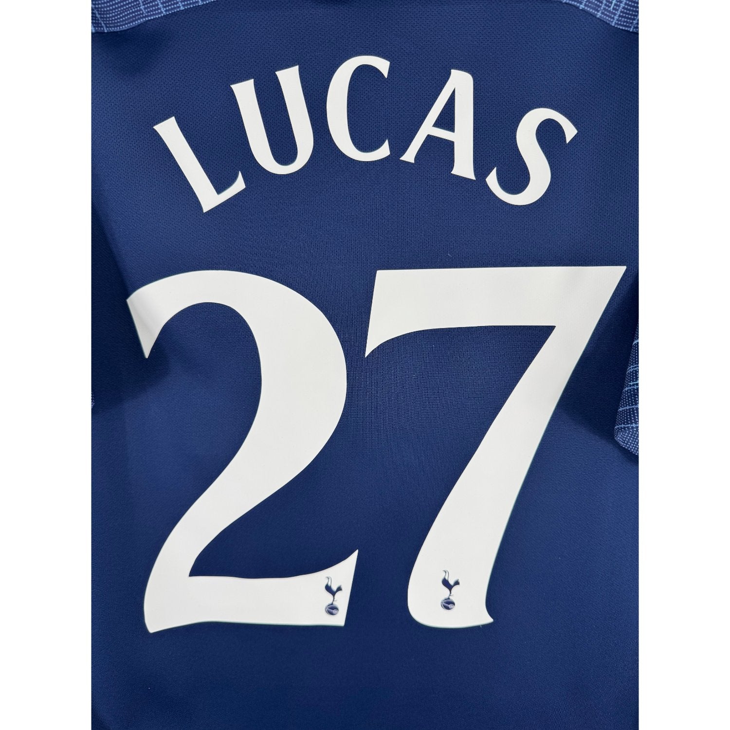 Détail de la typographie du flocage sur le numéro 27 de Lucas Moura