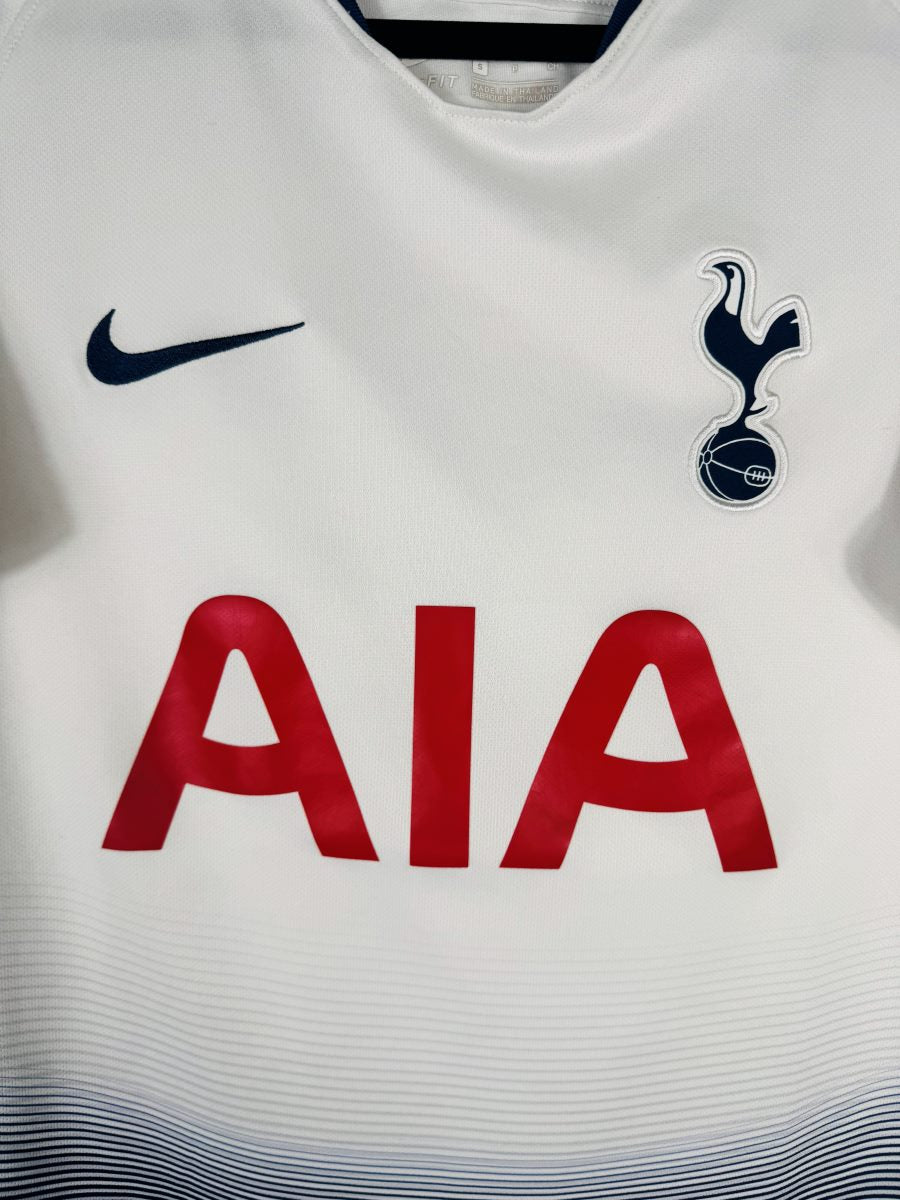 Détail de l'écusson brodé au coq de Tottenham et du swoosh Nike sur le maillot 2018-2019