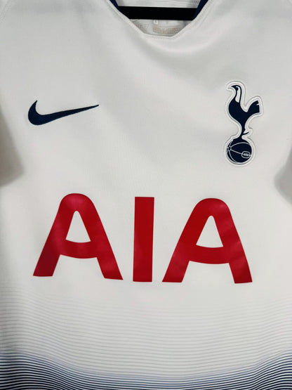 Détail de l'écusson brodé au coq de Tottenham et du swoosh Nike sur le maillot 2018-2019