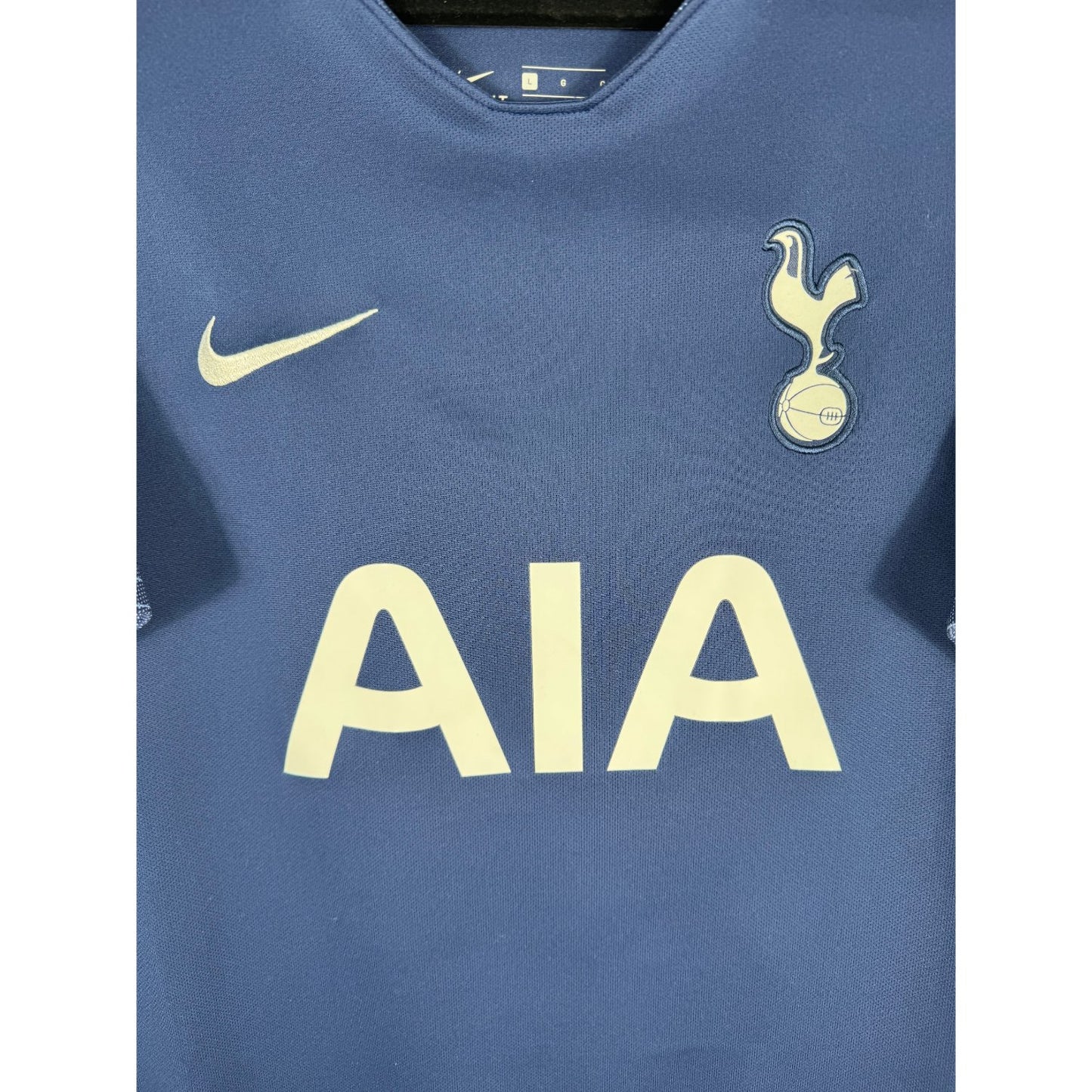 Détail de l'écusson de Tottenham et du logo Nike