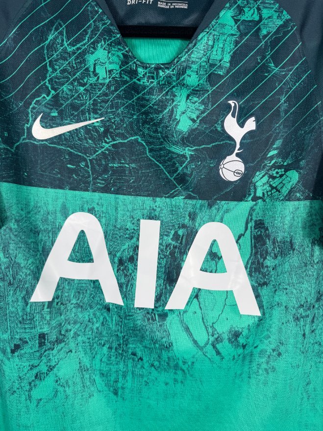 Détail de l'écusson de Tottenham et du logo Nike