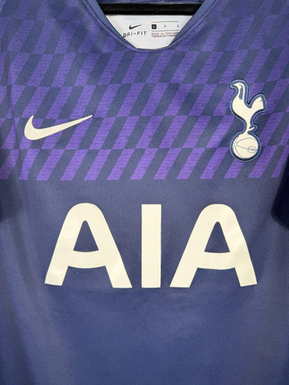 Détail du blason coq Tottenham, swoosh Nike et motif violet du maillot extérieur 2019-2020