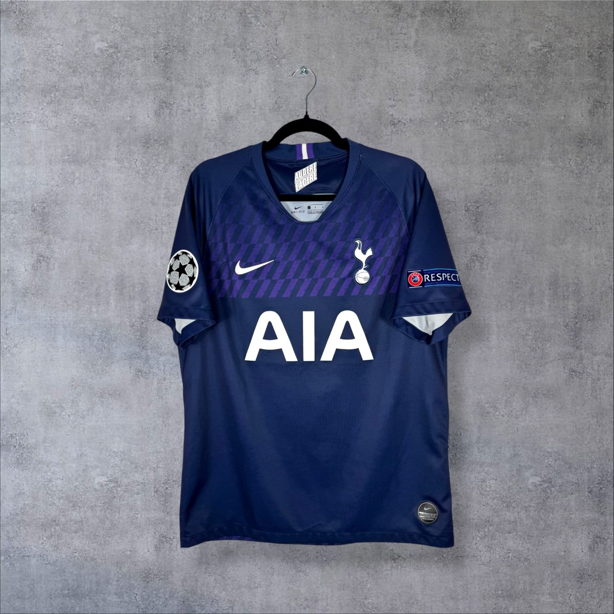 Face du maillot Tottenham 2019-2020 extérieur Nike avec sponsor AIA, patch Champions League et patch Respect