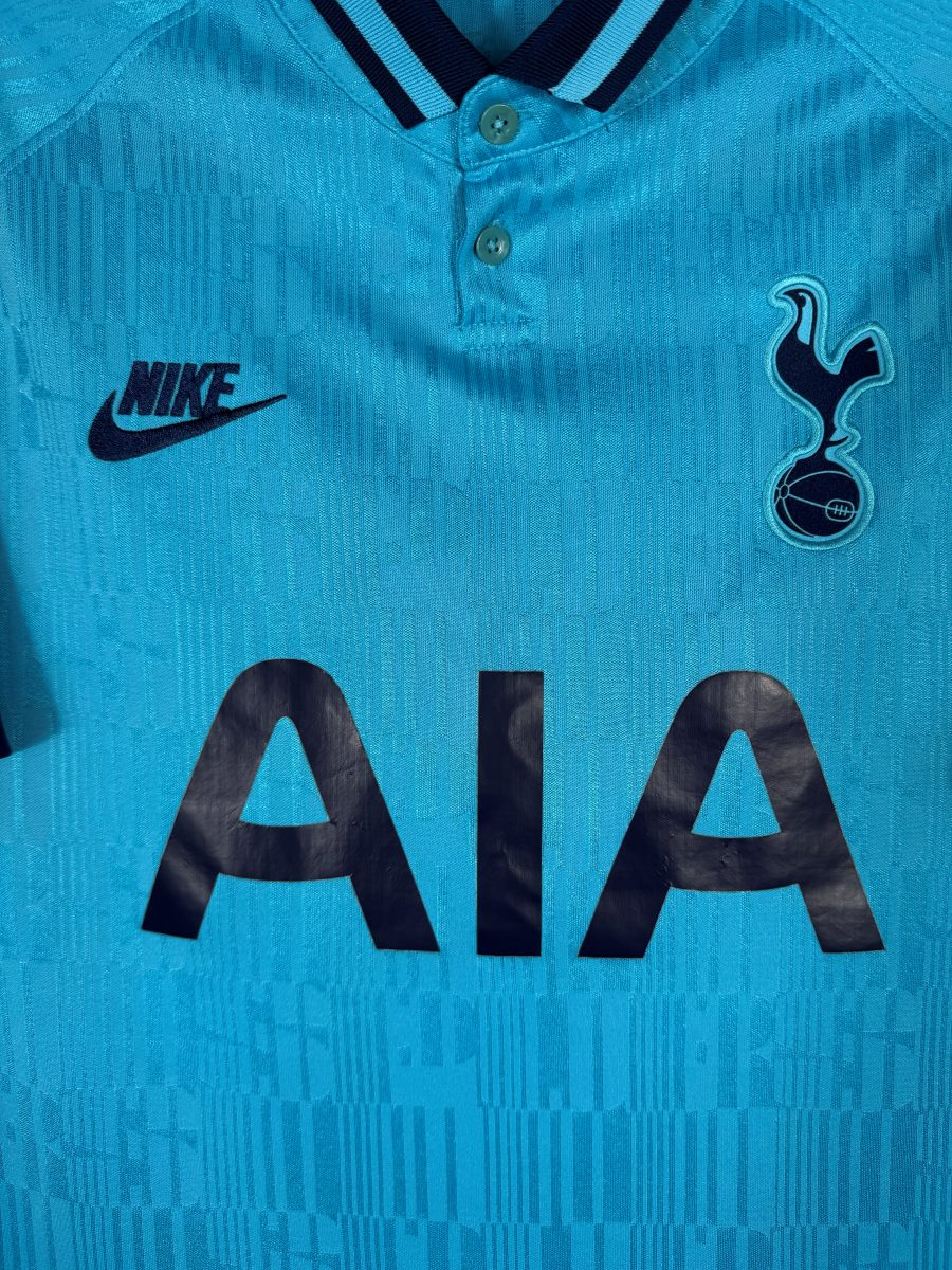 Détail du col polo, du blason coq Tottenham et du logo Nike sur le third 2019-2020 bleu ciel