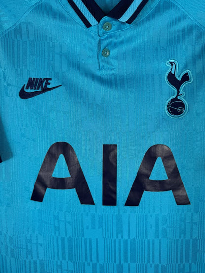 Détail du col polo, du blason coq Tottenham et du logo Nike sur le third 2019-2020 bleu ciel