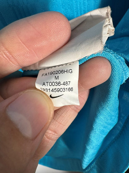 Étiquette intérieure Nike code AT0036-487 taille M du maillot Tottenham 2019-2020 third