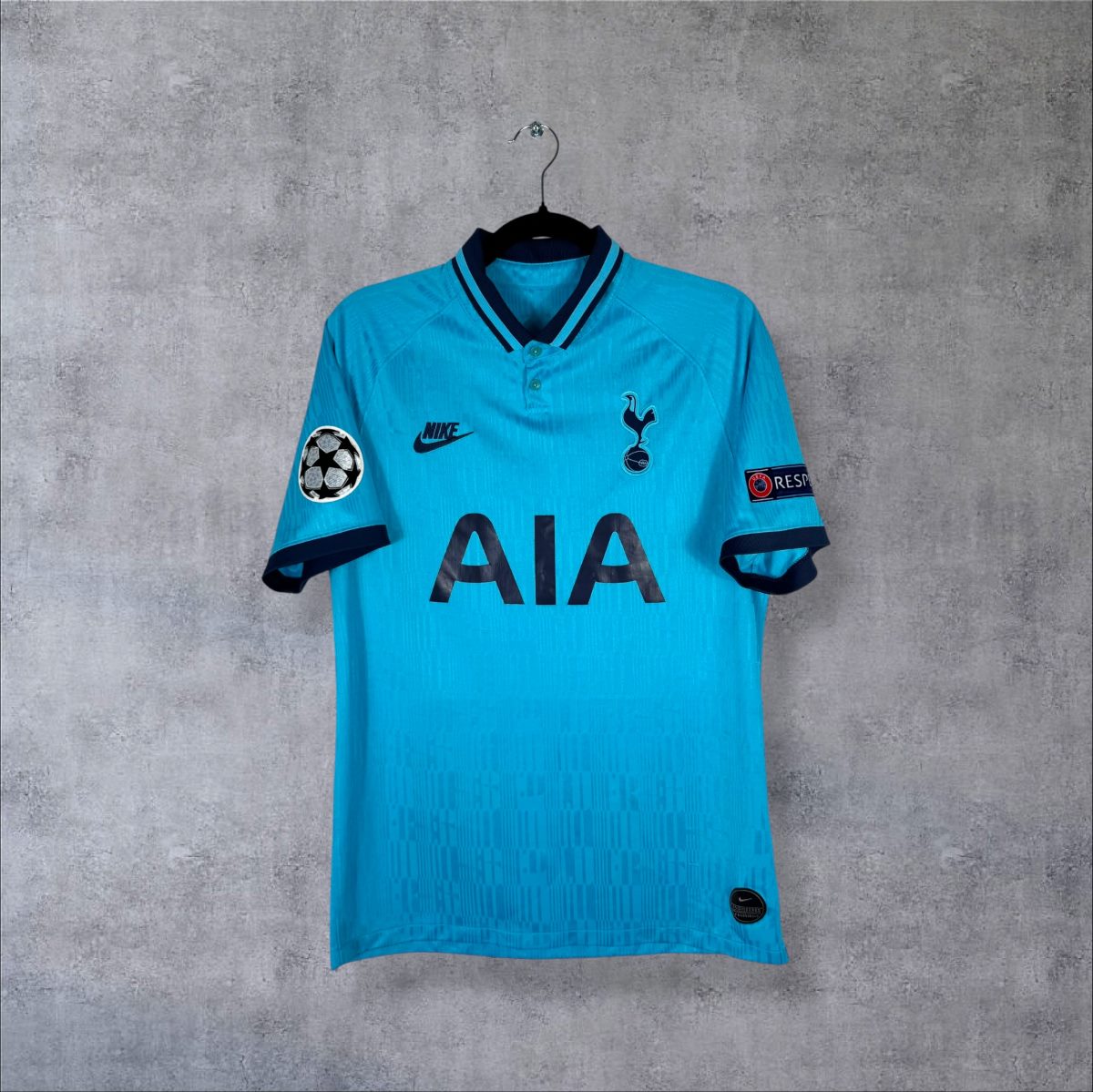 Face du maillot Tottenham 2019-2020 third bleu ciel Nike avec sponsor AIA, col polo et patchs UEFA