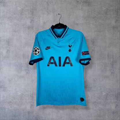 Face du maillot Tottenham 2019-2020 third bleu ciel Nike avec sponsor AIA, col polo et patchs UEFA