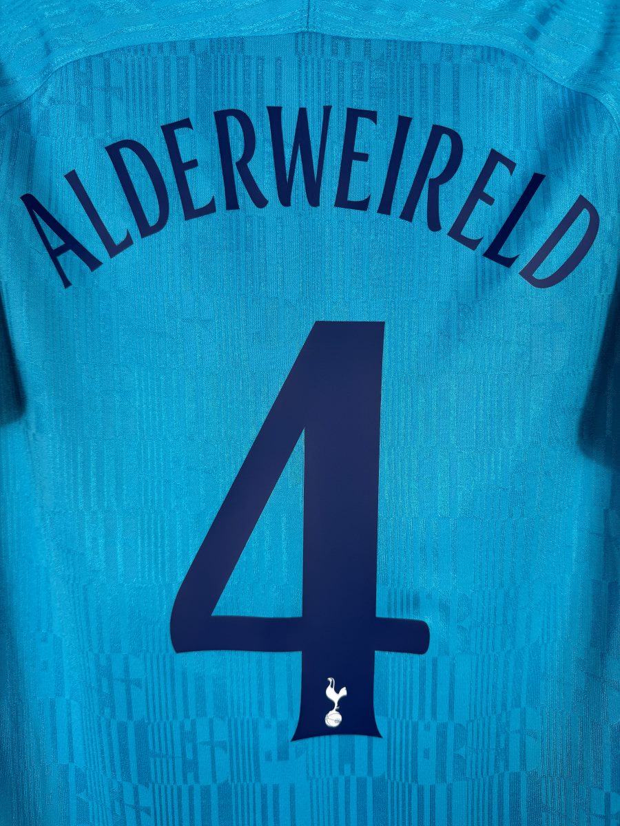 Gros plan du flocage Alderweireld N°4 en police Champions League sur le third Tottenham 2019-2020