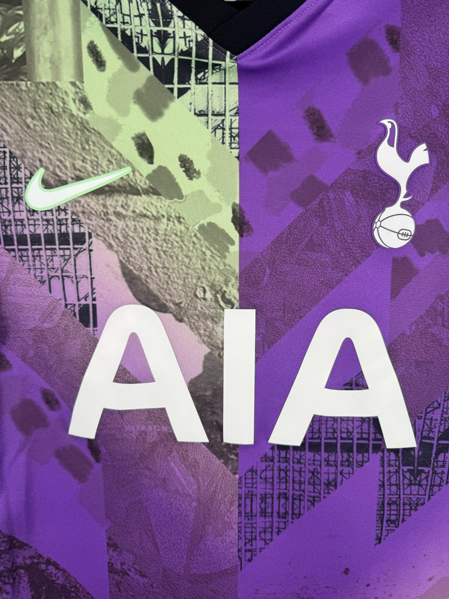 Écusson au coq des Spurs, Swoosh Nike et sponsor AIA, maillot Tottenham third 2021-2022