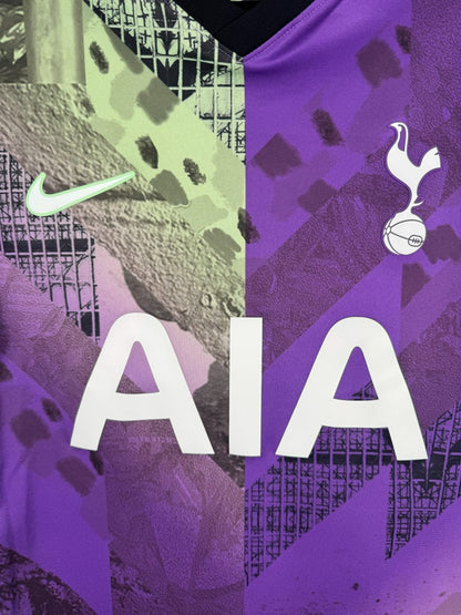 Écusson au coq des Spurs, Swoosh Nike et sponsor AIA, maillot Tottenham third 2021-2022