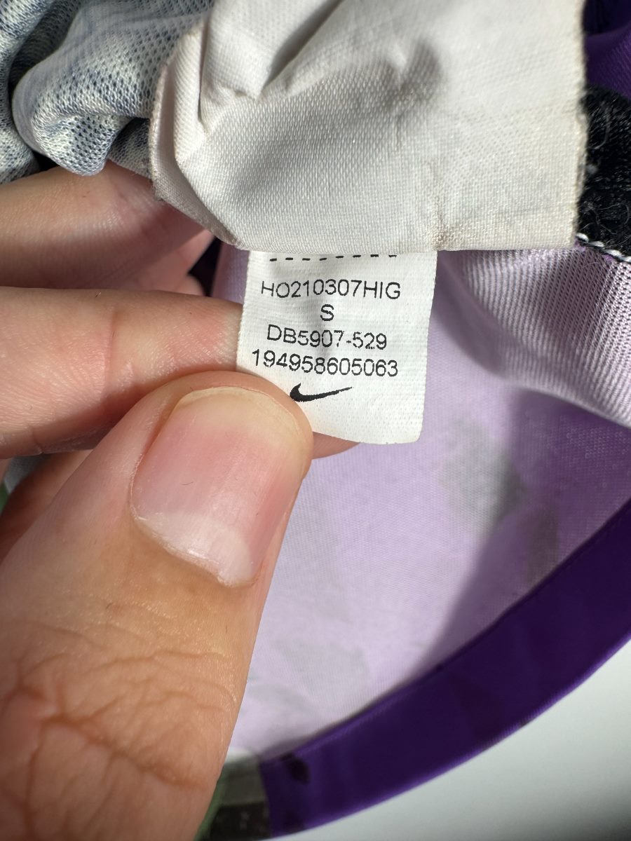 Étiquette Nike code DB5907-529 taille S, maillot Tottenham third 2021-2022