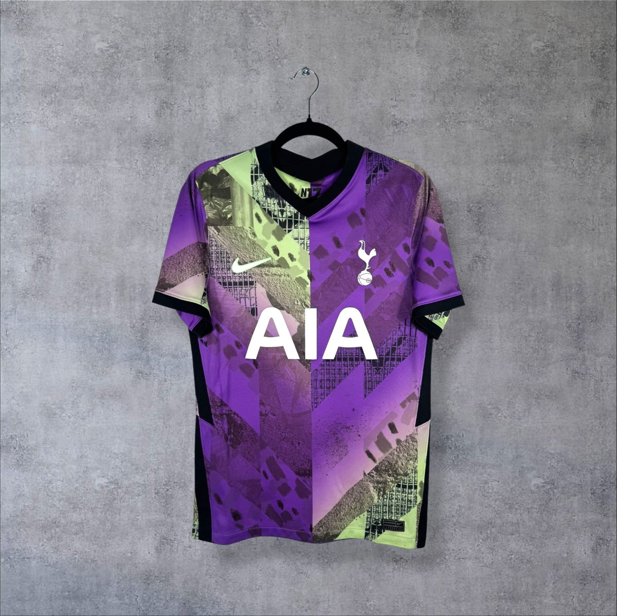 Maillot Tottenham 2021-2022 third de face, motif graphique violet et vert, sponsor AIA