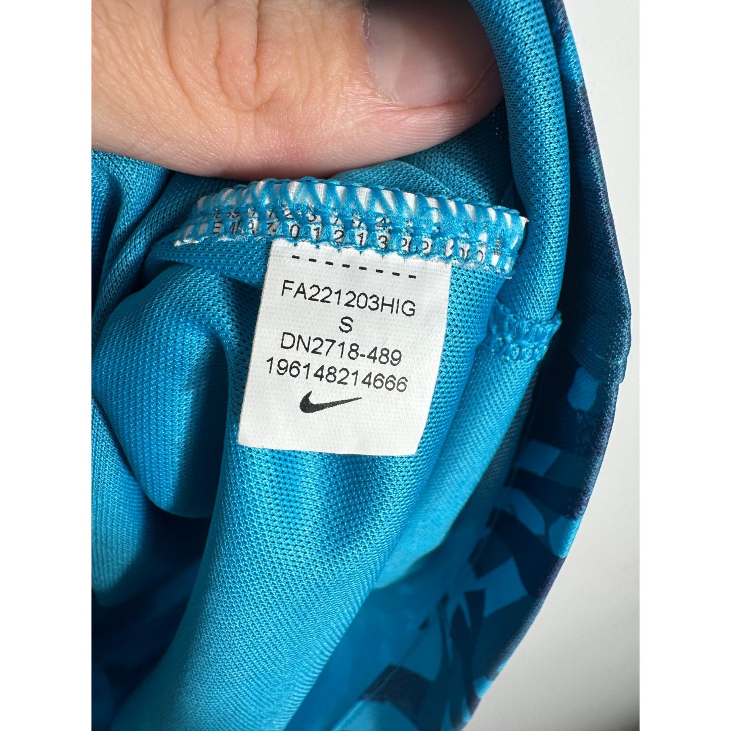 Étiquette d'authenticité avec code Nike DN2718-489 prouvant l'originalité du maillot