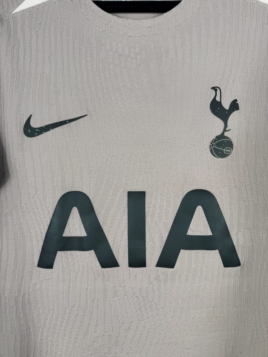 Détail du blason coq Tottenham, swoosh Nike et sponsor AIA sur le third 2023-2024 de Son