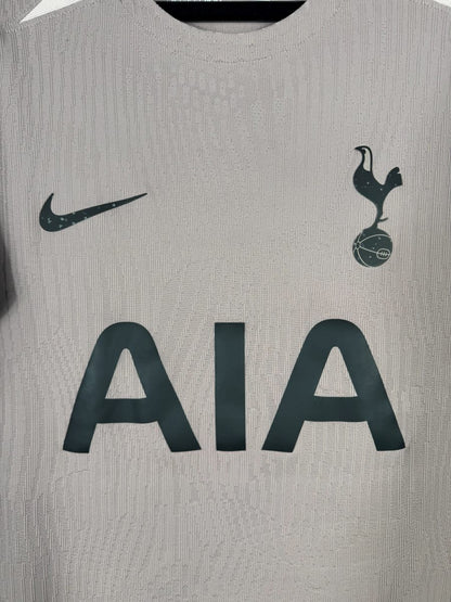 Détail du blason coq Tottenham, swoosh Nike et sponsor AIA sur le third 2023-2024 de Son
