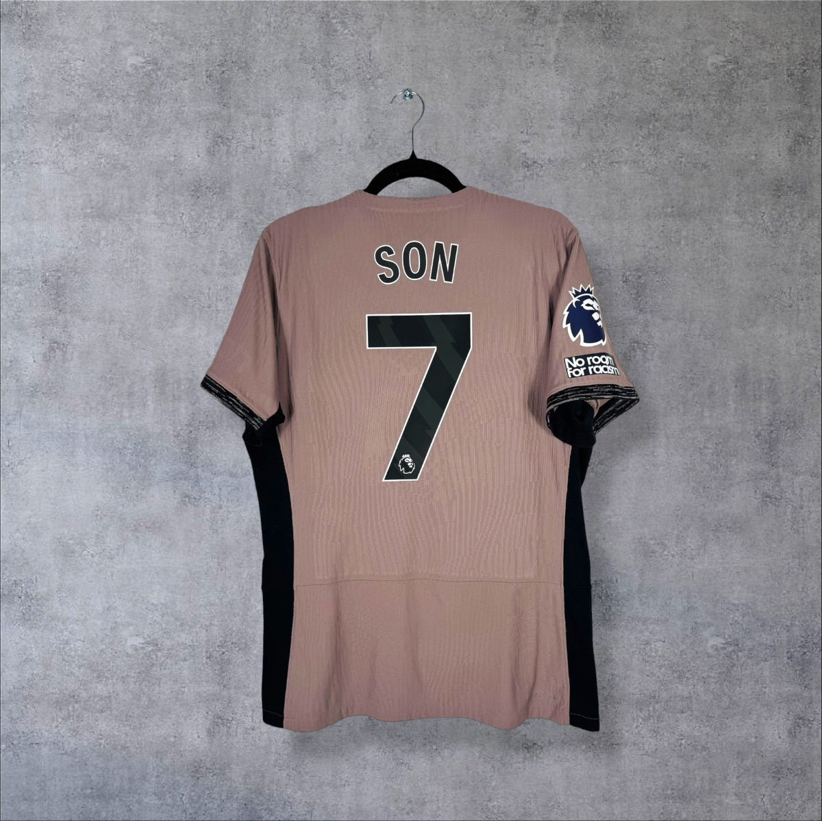 Dos du maillot Tottenham 2023-2024 third rose avec flocage Son N°7 et patch Premier League