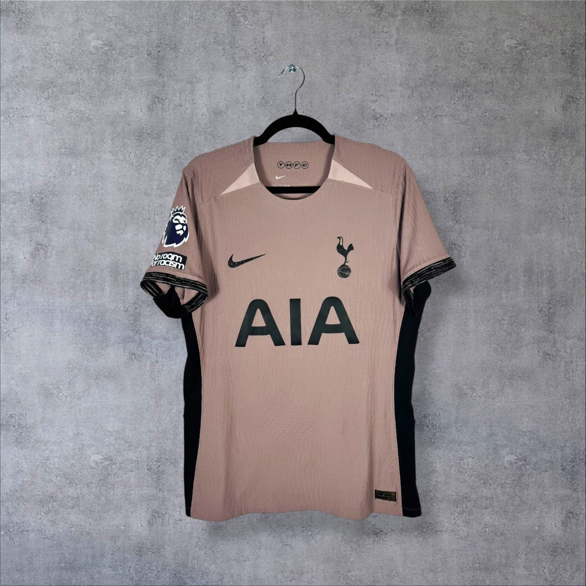 Face du maillot Tottenham 2023-2024 third rose Nike avec sponsor AIA et blason du coq
