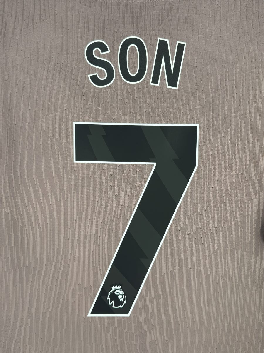 Gros plan du flocage Son N°7 avec lion Premier League sur le maillot Tottenham 2023-2024