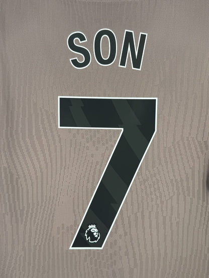Gros plan du flocage Son N°7 avec lion Premier League sur le maillot Tottenham 2023-2024