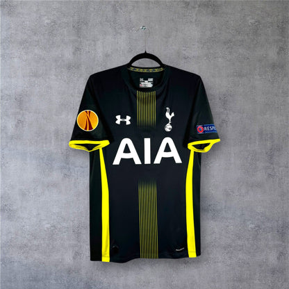 Vue de face du maillot Tottenham Extérieur 2014/15 noir avec fines rayures jaunes et sponsor AIA.