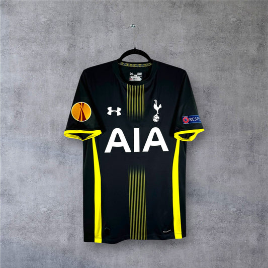 Vue de face du maillot Tottenham Extérieur 2014/15 noir avec fines rayures jaunes et sponsor AIA.