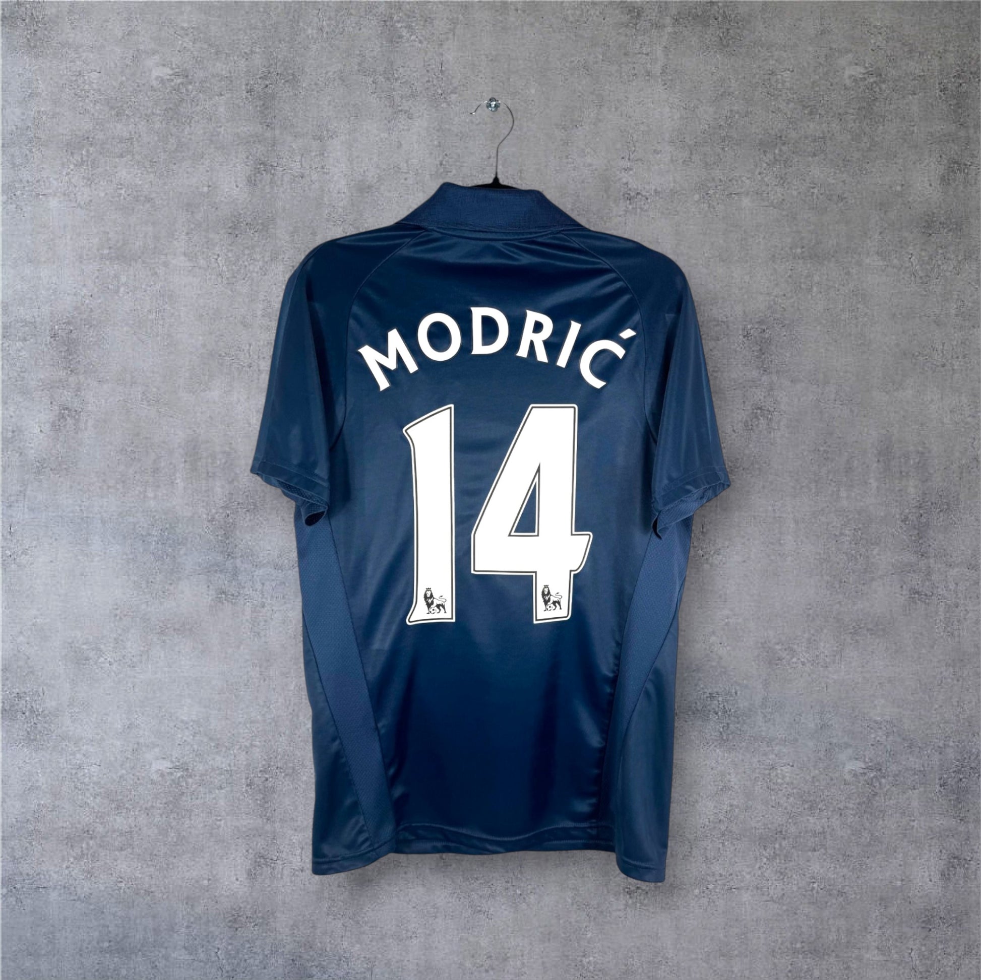 Flocage officiel Premier League MODRIC numéro 14 au dos du maillot Tottenham bleu marine.
