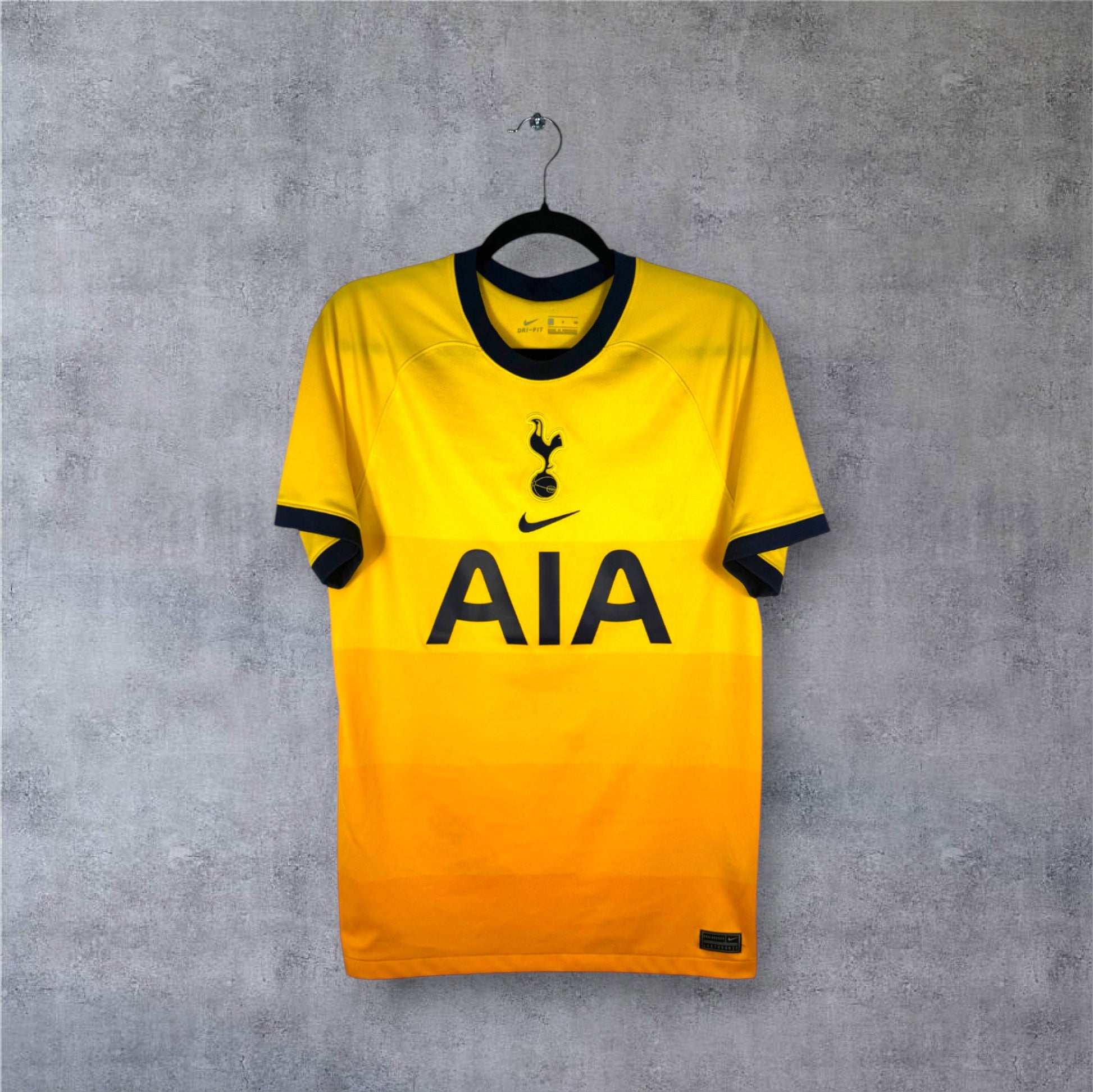 Vue de face du maillot Tottenham Third 2020 jaune avec logos centrés.