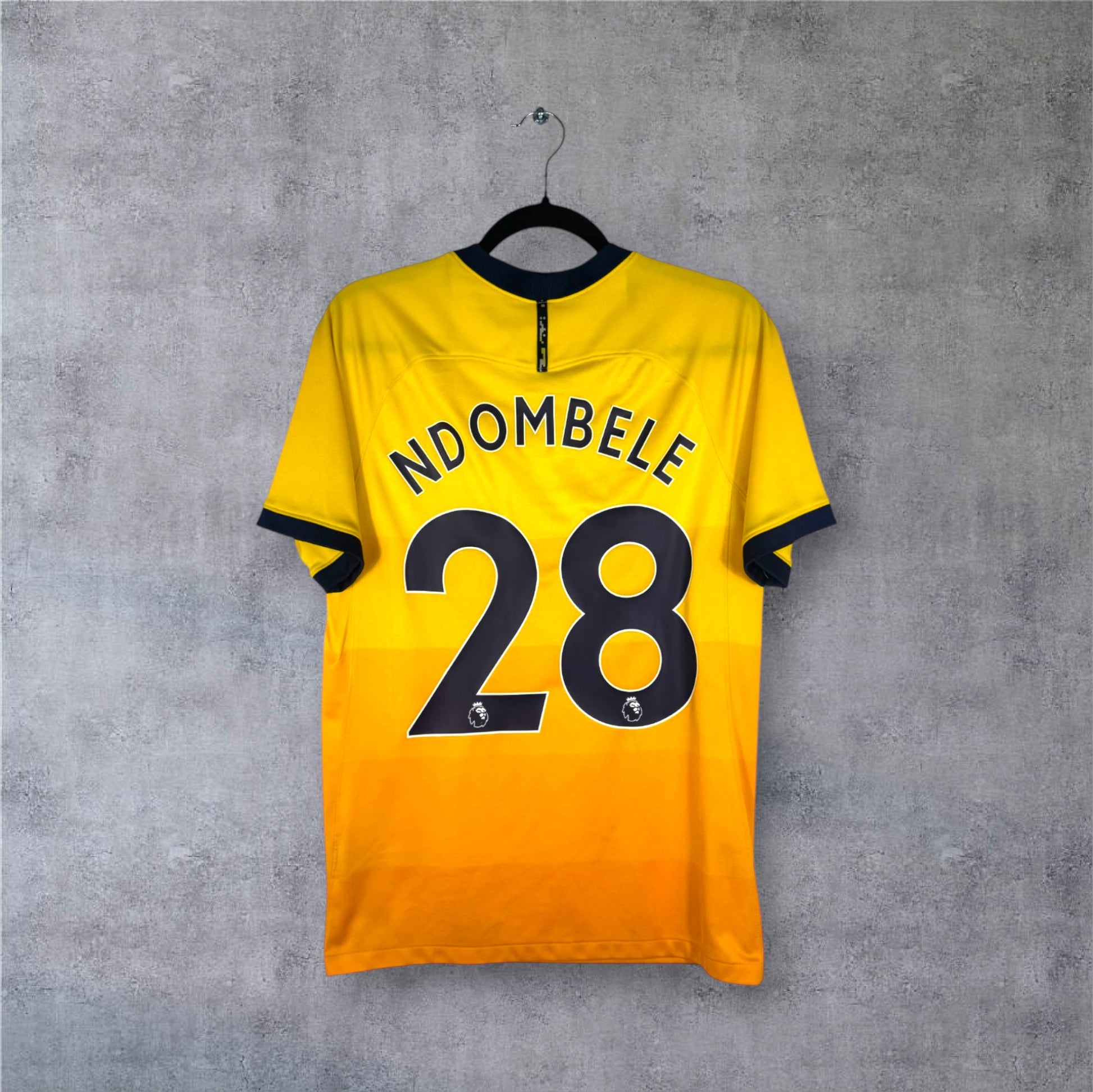 Flocage officiel bleu marine NDOMBELE numéro 28 au dos du maillot jaune Tottenham.