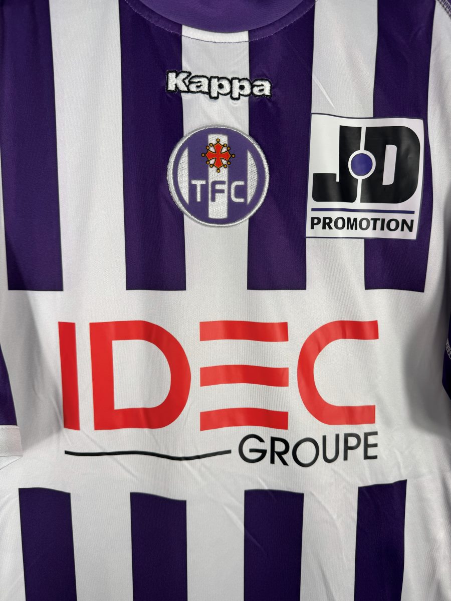 Détail écusson Toulouse FC et logo Kappa maillot domicile 2011-2012