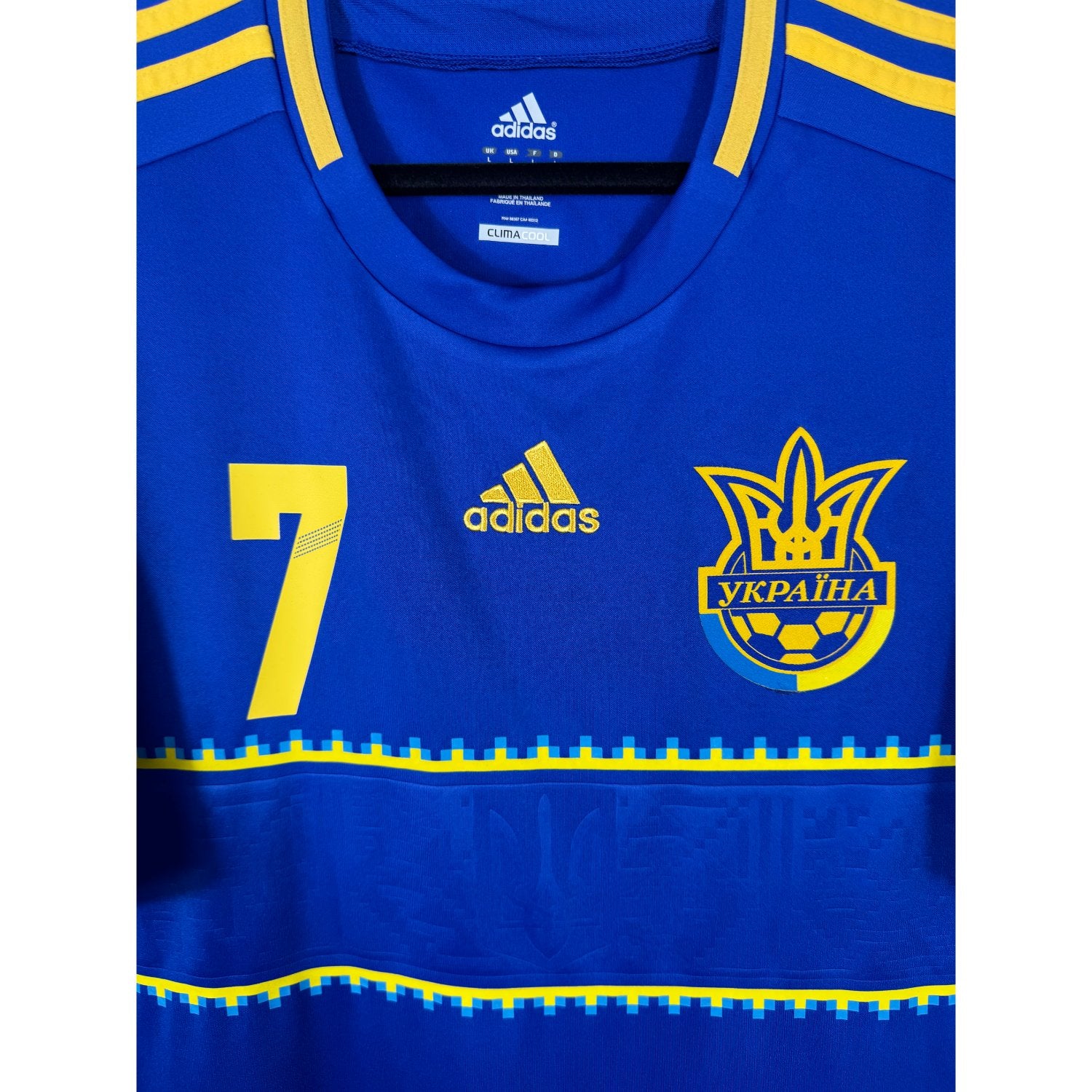 Détail de l'écusson de l'Ukraine avec motif traditionnel et du logo Adidas