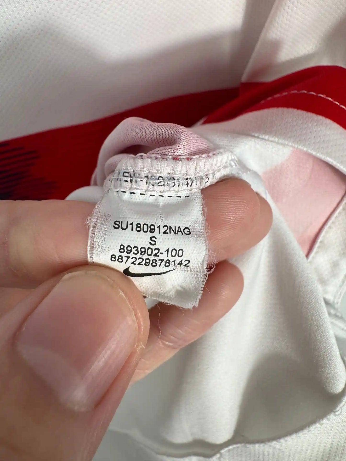 Étiquette intérieure d'authenticité avec code Nike 893902-100 prouvant l'originalité du maillot USA home 2018 Captain America Pulisic
