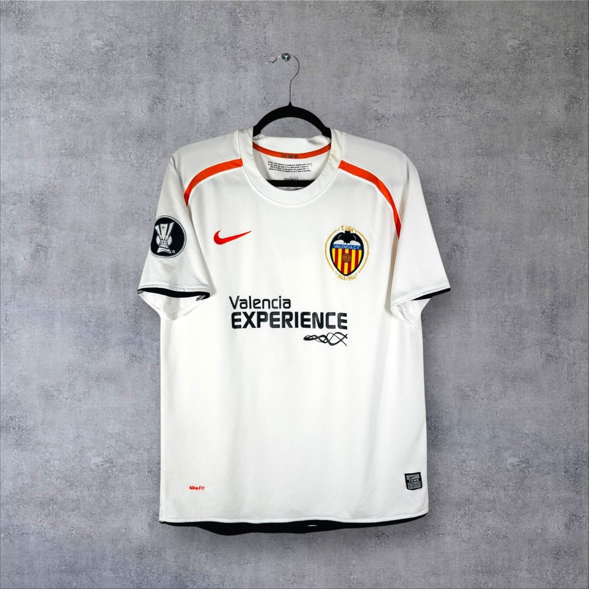 Vue de face du maillot Valencia CF 2008/09 domicile blanc avec sponsor Valencia EXPERIENCE et logo Nike rouge.