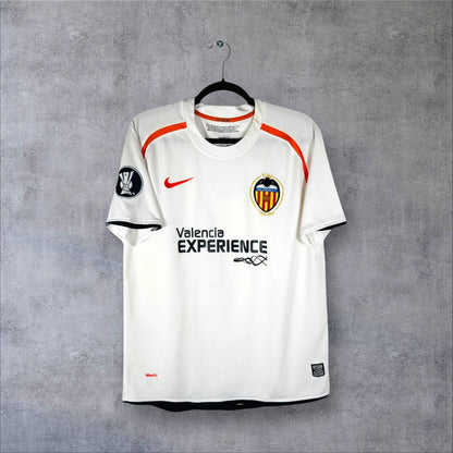 Vue de face du maillot Valencia CF 2008/09 domicile blanc avec sponsor Valencia EXPERIENCE et logo Nike rouge.