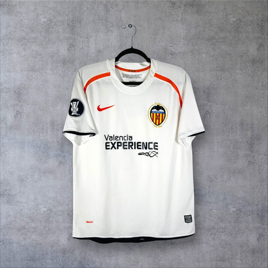 Vue de face du maillot Valencia CF 2008/09 domicile blanc avec sponsor Valencia EXPERIENCE et logo Nike rouge.