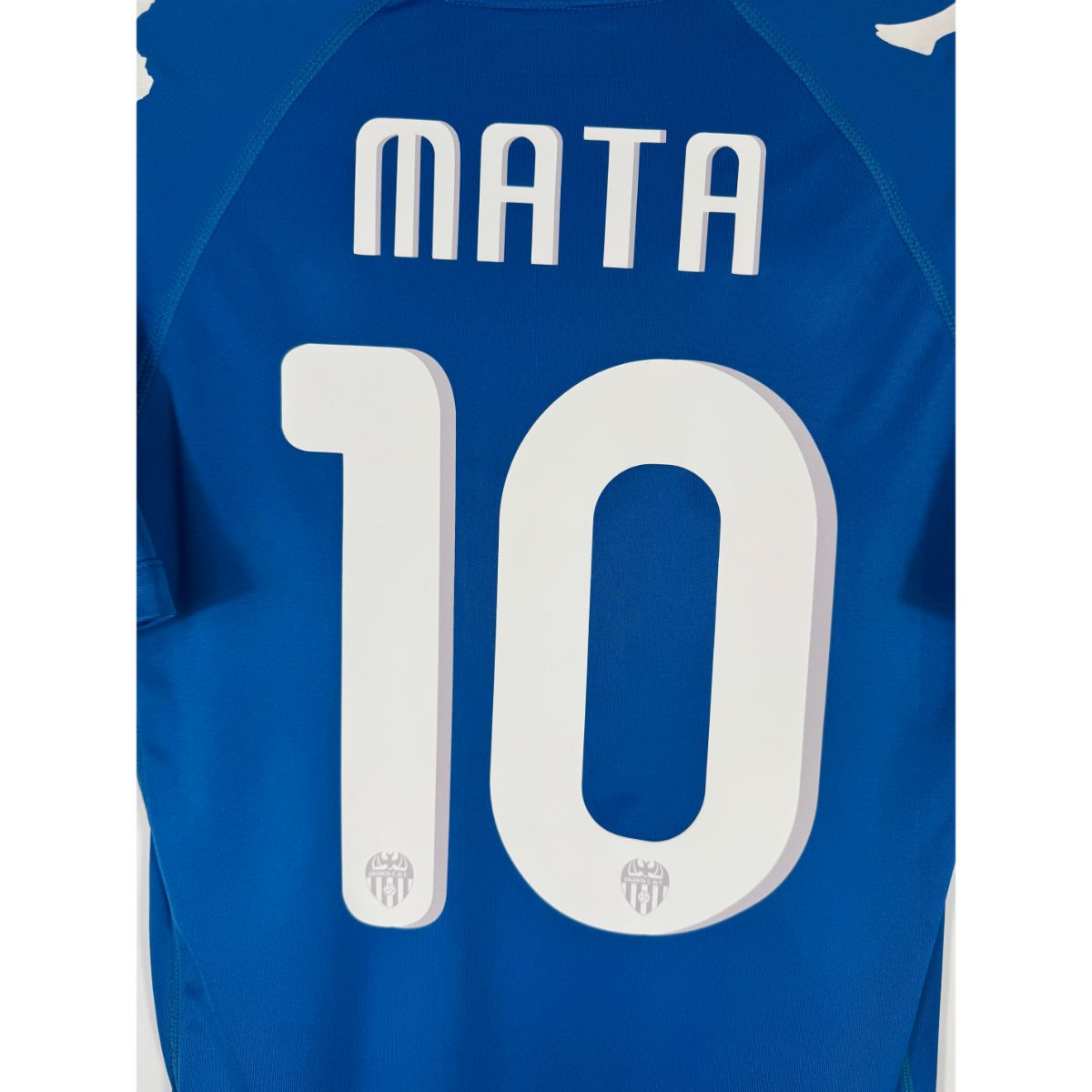 Détail de la typographie du flocage sur le numéro 10 de Juan Mata