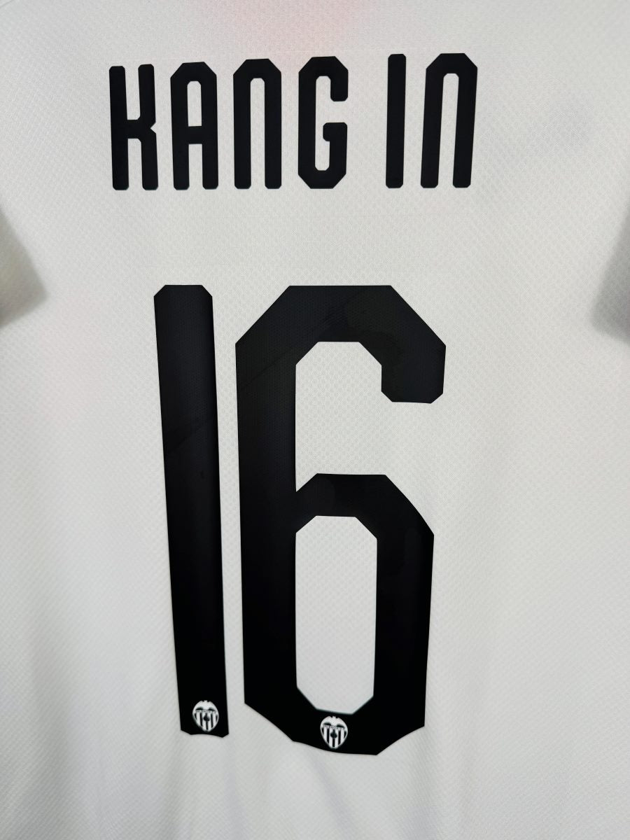 Détail du flocage Kang In 16 avec mini-écussons du club, maillot Valencia CF 2019-2020