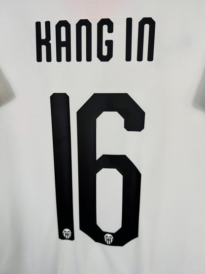 Détail du flocage Kang In 16 avec mini-écussons du club, maillot Valencia CF 2019-2020