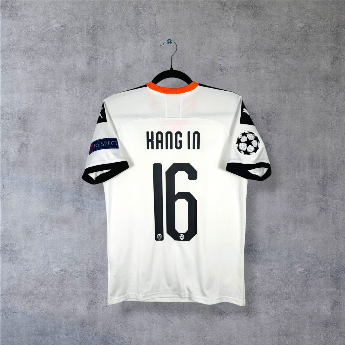Dos du maillot domicile Valencia CF 2019-2020 Puma, flocage noir Kang In 16 et badges de manche