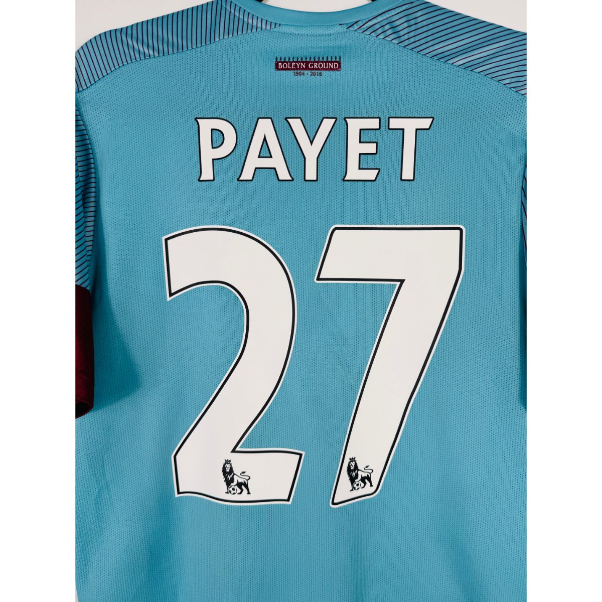 Détail de la typographie du flocage sur le numéro 27 de Dimitri Payet