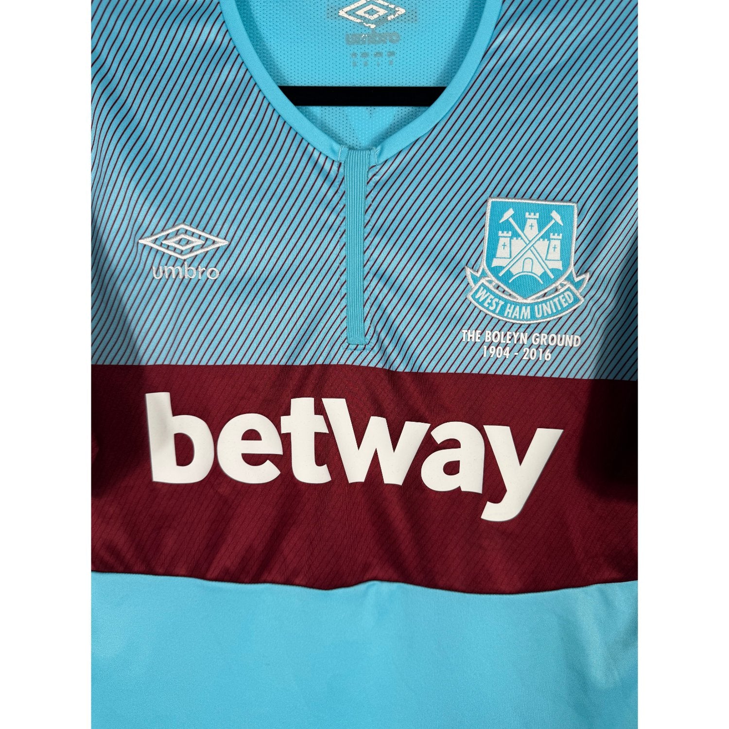 Détail de l'écusson de West Ham et du logo Umbro